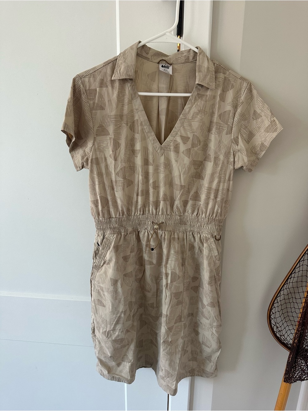 REI Casual Beige Short-Sleeve V-Neck Dress